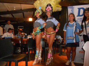 Las chicas del Carnaval también mostraron la nueva casaca.