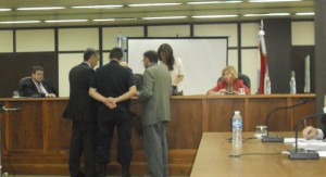 El subinspector de la Policía de Entre Ríos, Walter Nicolás Delersse, junto al Fiscal y al abogado Defensor ante el Tribunal.