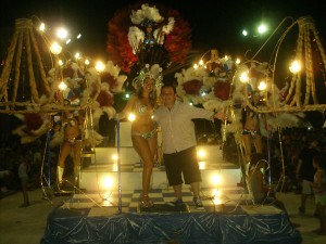 El periodista Martín Melo difundirá el carnaval uruguayense por Radio Mitre.