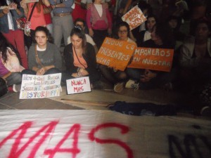 Marcha y actividades en la plaza por el 24 de marzo-banderas-carteles