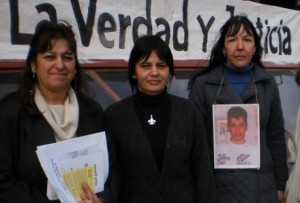 Familiares de Oscar Sigale reclamando en el juzgado (foto: Aperju)