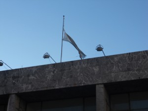 Insólito-Bandera-Juzgado federal