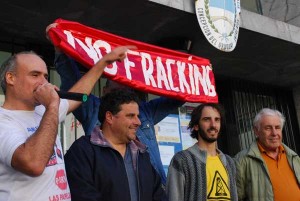 De izquierda a derecha: De Carli, Larocca, Scattone y Szaliñak, en las escalinatas del Juzgado Federal tras su liberación. Foto: Valentín Bisogni.