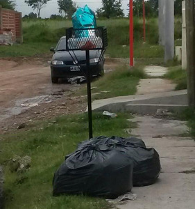 calles rotas y basura en el barrio de Agmer 1 de diciembre de 2014