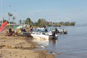 Ya hay uruguayenses que disfrutan las playas de la Isla del Puerto.