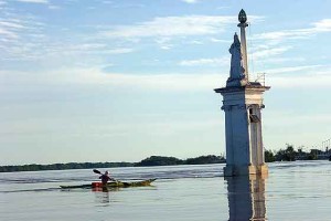 El faro de la Stella Maris, testigo de la creciente.