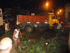 Camiones del municipio debieron trabajar hasta tarde.