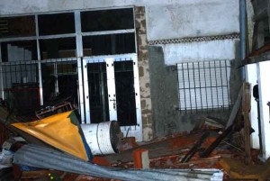 La obra en construcción lindera a la Pastelería Estrada.
