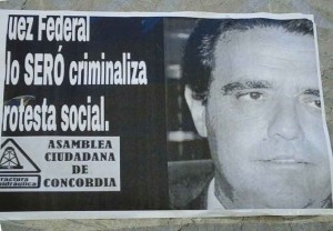 Uno de los afiches que los asambleístas colocaron en los tribunales uruguayenses.