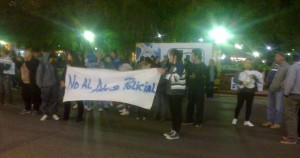 Vecinos y familiares de López protestaron frente a la Jefatura Departamental.