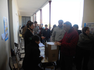 2011-Gente votando en la escuela Nº 3 Urquiza