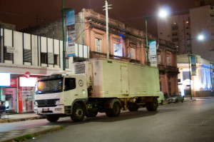 Pasada la medianoche el camión que debía trasladar las urnas continuaba aguardando en el Correo. / Foto: Leandro Franco/ADN Entre Ríos
