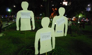Colocaron siluetas en representación a los "desaparecidos". (Foto: V.B. de El Miércoles Digital).