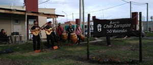 Los músicos Gabriel Godoy como solista, Víctor Nichele con los Uruguayenses, y en el cierre Juan Martín Bustos con integrantes de la cuerda de candombe La Candela, dieron el toque de ritmo y alegría a una ceremonia cargada de intensa afectividad. (Foto: El Miércoles Digital).