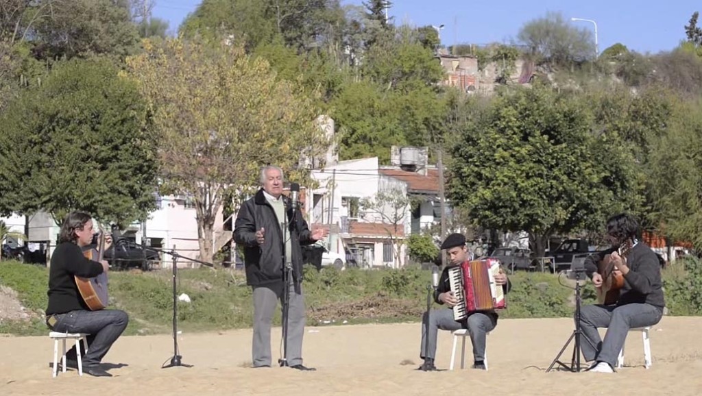 Imagen del video de "Puerto Sanchez", incluido en el CD, donde se ve al trío con Jorge Méndez.