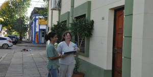 Fueron a recorrer el barrio Puerto Viejo para hacer el operativo de bloqueo sanitario. (Foto: Face de PMC Concepción del Uruguay).