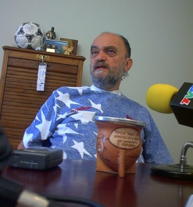 Fontanarrosa y atrás de él, la pelota firmada por el "Diez". (Foto: El Miércoles).