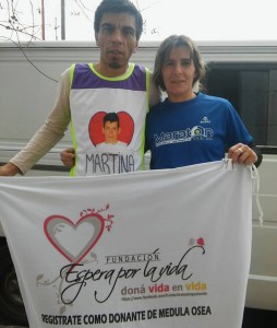 La bandera de la Fundación en manos de los atletas uruguayenses Liliana López y Roberto Rodríguez. (Face de L.López).