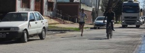 Federico Rode encarando el tramo final por la calle Juan Perón. Fue segundo. (Foto: El Miércoles Digital).