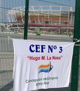La bandera del CEF Nº3 está en Río. (Foto: Face. Dos voluntarios en Río 2016).