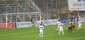 Gimnasia apeló a los centros como herramienta de ataque pero no tuvo precisión. Y en las pocas chocó contra buenas intervenciones del guardameta Ruffini. (Foto: El Miércoles Digital).