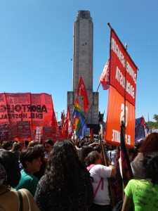 "Se resaltó cuestiones referidas a la situación laboral que padecen muchas mujeres en donde se les pagan salarios inferiores a los que perciben los hombres, sufren de acosos dentro del ámbito de trabajo o son despedidas si están embarazadas". (Foto: Clara Chauvín). 