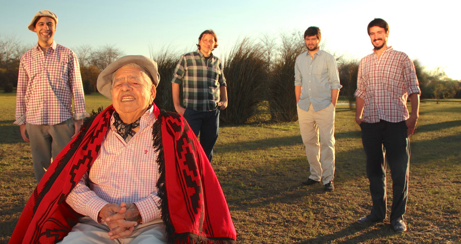 Con los músicos De Costa a Costa (Foto: de Juan Etchepare).