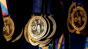 Las medallas son de alta calidad, allí se describen los barrios por donde pasa la maratón. (Foto: Infobae).