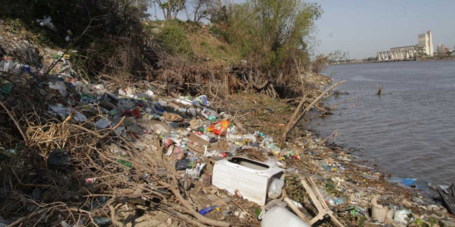 La bajante del río Paraná deja al descubierto la contaminación - El Miércoles Digital La bajante del río Paraná deja al descubierto la contaminación - El Miércoles Digital