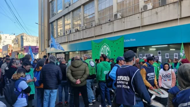 Acto frente a la Caja de Jubilaciones: gremios endurecieron críticas contra Frigerio y apuntaron contra UPCN - El Miércoles Digital
