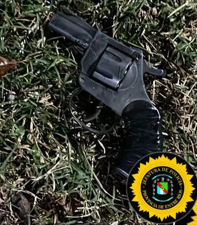 Dos detenidos que llevaban un arma de fuego - El Miércoles Digital